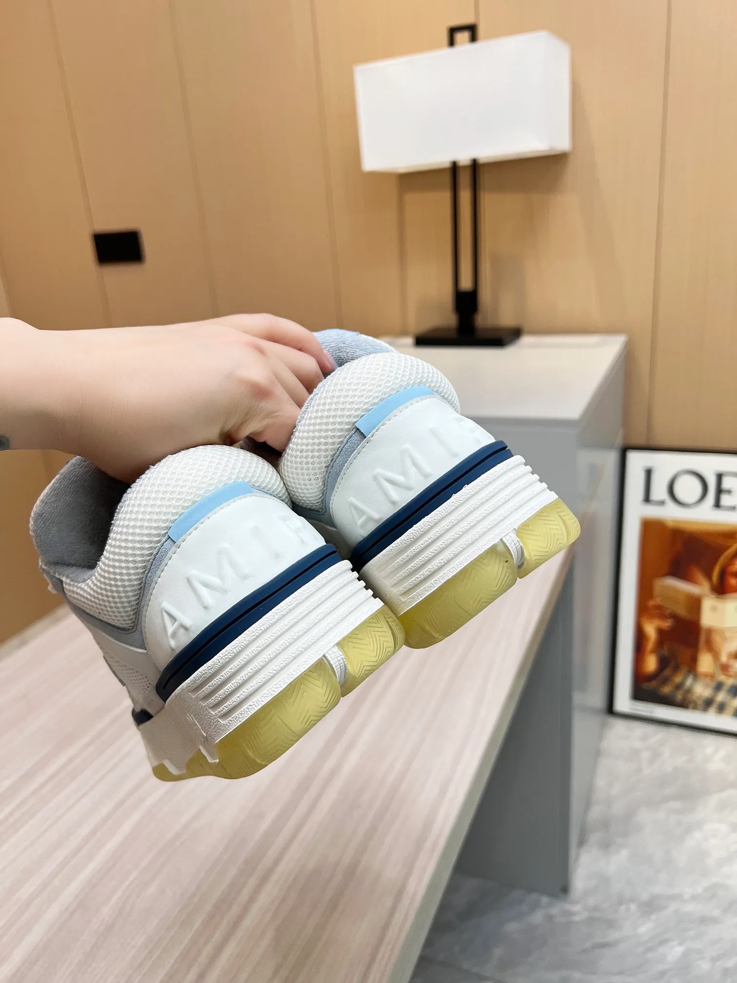 p620💰Men's shoes Amiri Emile's 2023 spring and summer new MA-1 bread shoes, couple models, casual sports shoes, sneakers Amiri gave up the rock punk style in the new season and used a large number of unsaturated colors, Morandi tones, whether you see or wear them, it will make people very happy. The large tongue of the bread shoes continues, shortens the length of the shoe body, thickens the midsole, and the toe part is more rounded. Amiri's brand letters and MA logo appear on the side of the shoe. Fabric: Original customized imported first-layer cowhide + mesh. Lining: Original customized breathable towel lining. Outsole. Foam combination material. Bottom thickness: 4CM. Size: Men's 39-45